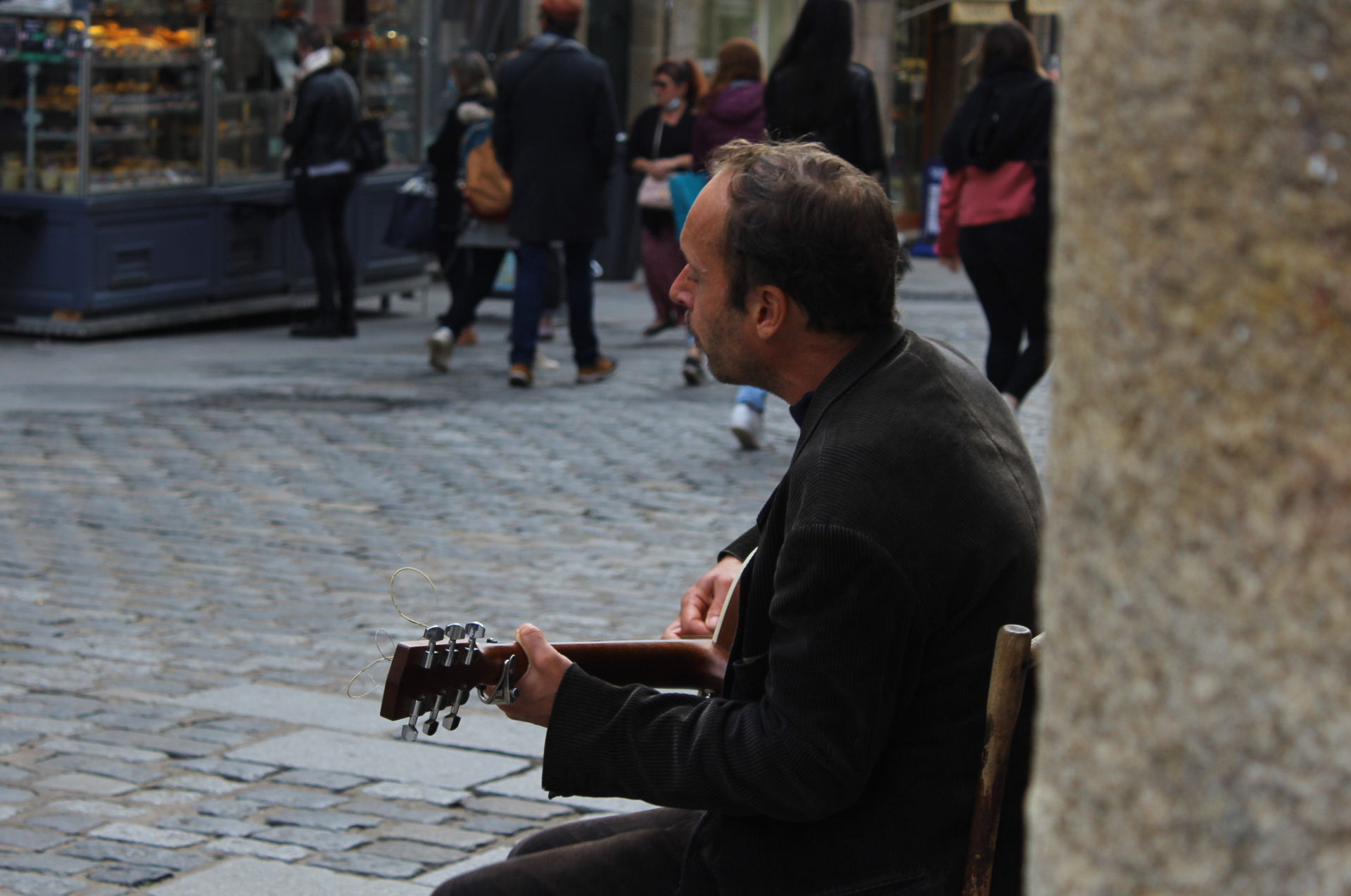 rodrigue est musicien de rue et joue rue lebastard à rennes