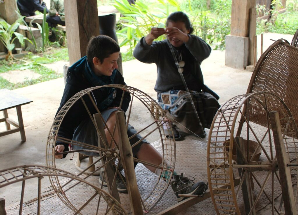 Apprentissage du tissage Laos
