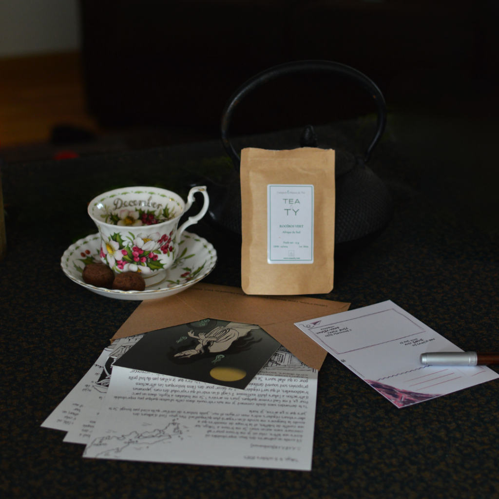 moment voyage lettres d'alice avec thé et carte postale